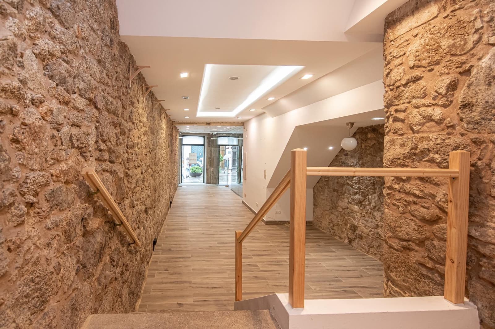 Commercial for rent in A Coruna city - € 1,850 (Ref: 10035500)