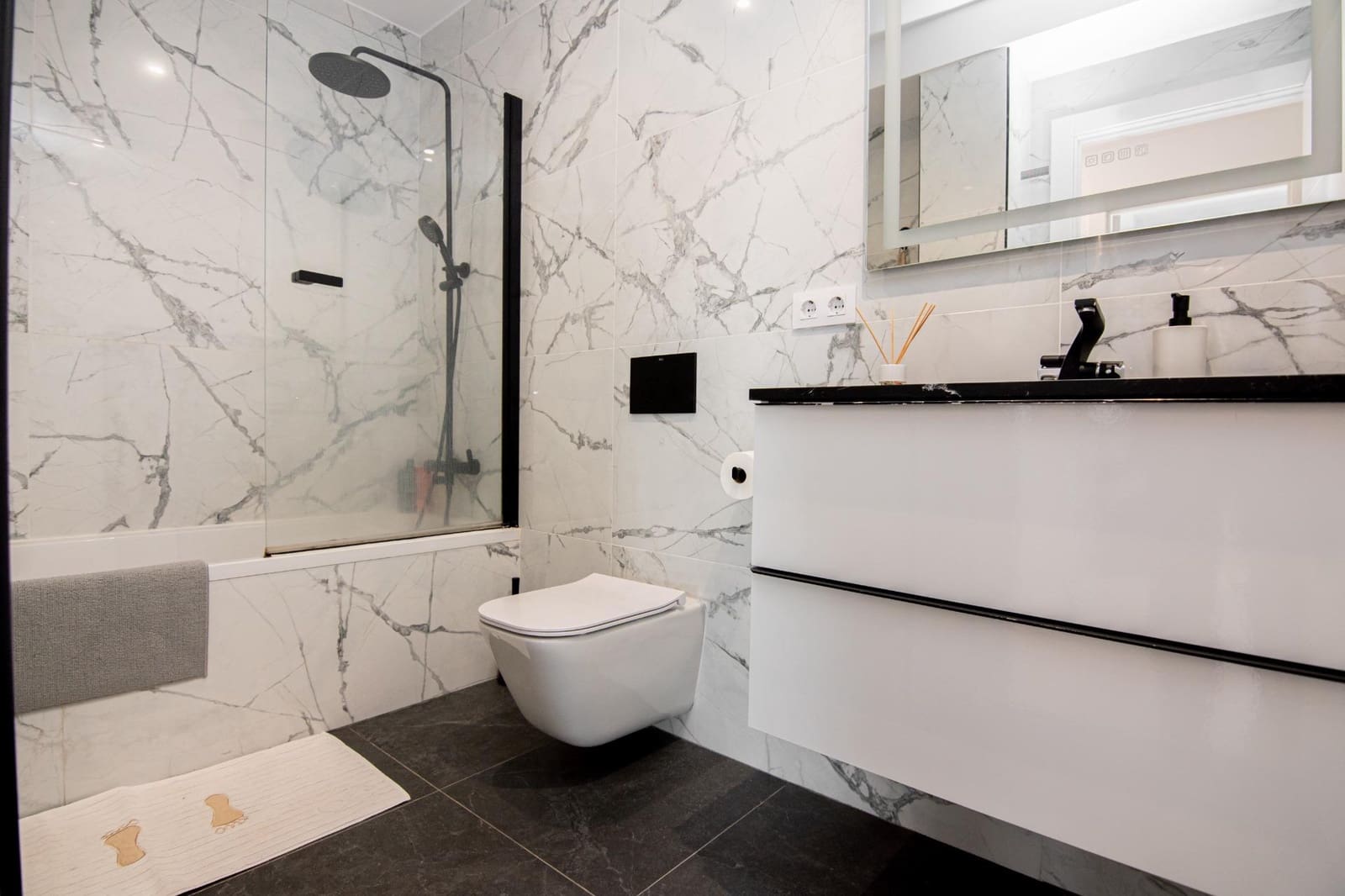 2 soverom Leilighet til salgs i La Coruna by - € 475 000 (Ref: 10059300)
