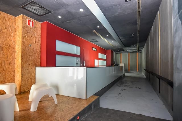 Kommersiell til salgs i La Coruña by - € 110 000 (Ref: 9185759)