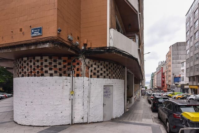 Commercial for sale in A Coruña city - € 550,000 (Ref: 9185789)