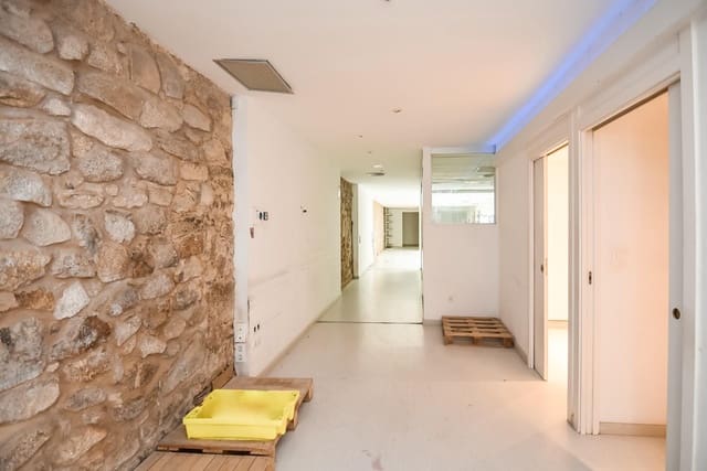 Kommersiell til salgs i La Coruña by - € 330 000 (Ref: 9185791)