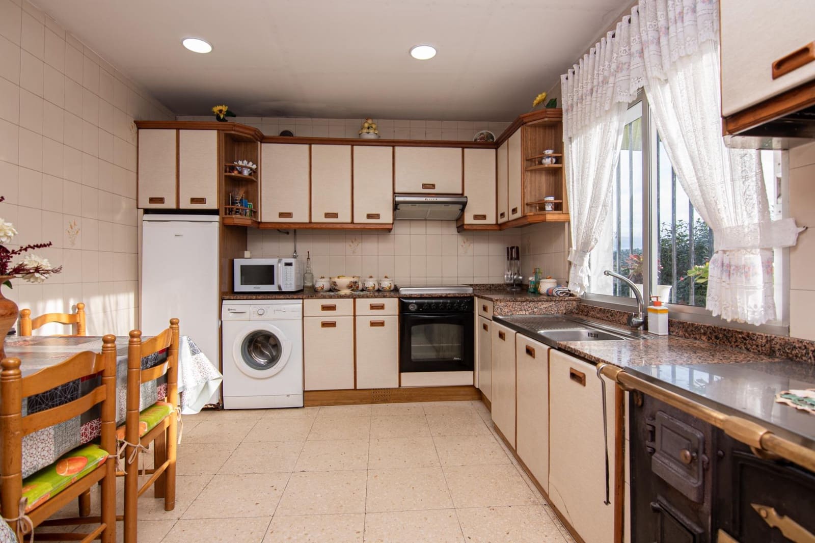 4 bedroom Villa for sale in Coiros with garage - € 180,000 (Ref: 9185802)