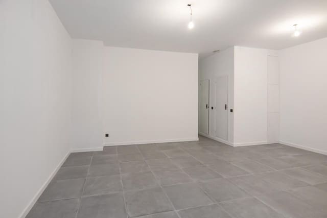 Erhverv til leje i A Coruña by - € 700 (Ref: 9185803)