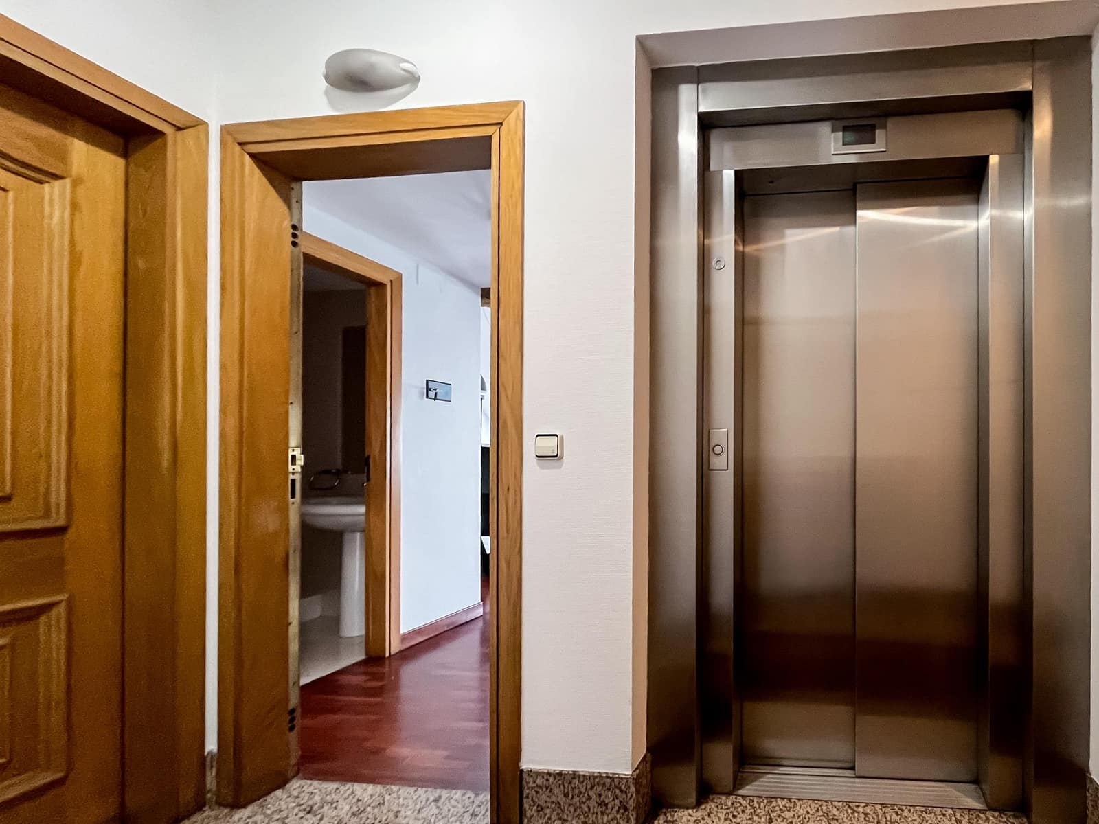 Office for rent in A Coruna city - € 800 (Ref: 9185808)