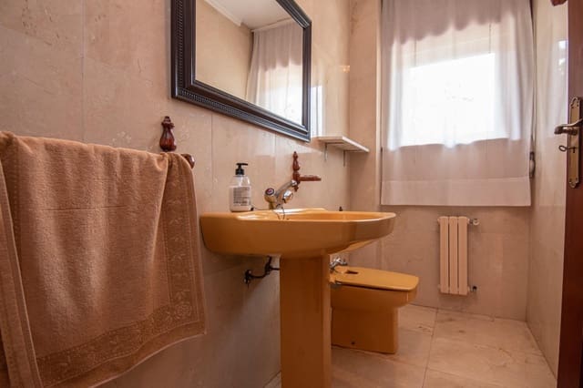 Chalet de 9 habitaciones en Bergondo en venta con garaje - 645.000 € (Ref: 9208450)