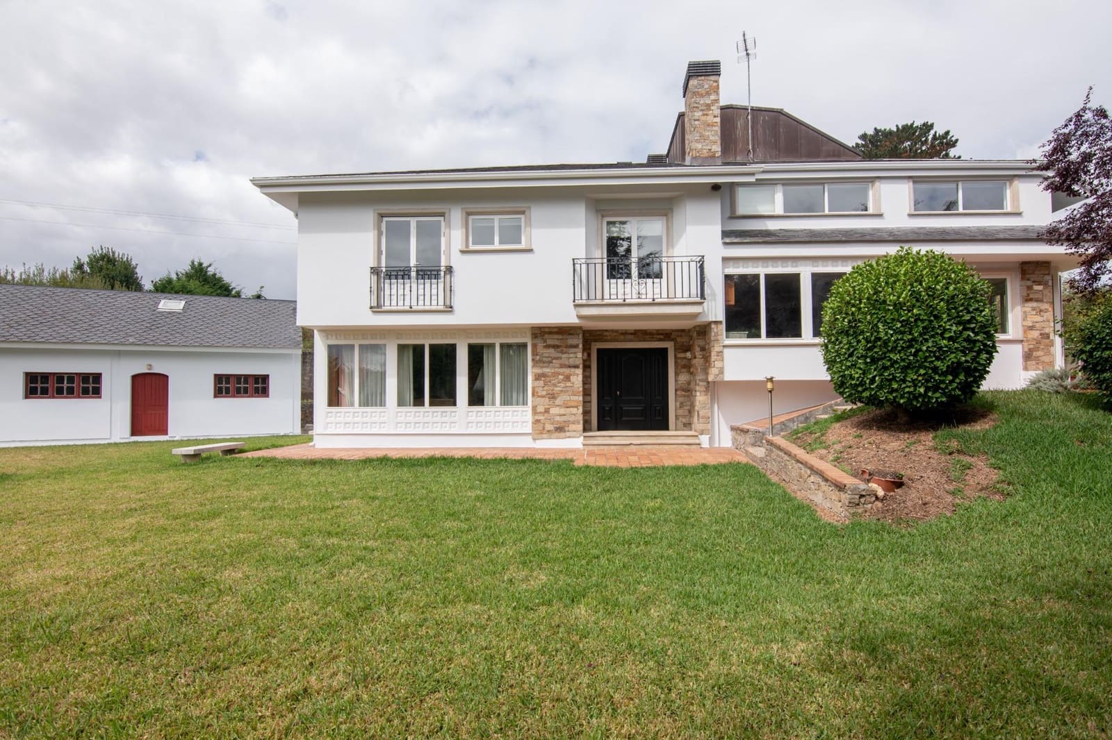 9 slaapkamer Villa te koop in Bergondo met garage - € 645.000 (Ref: 9208450)