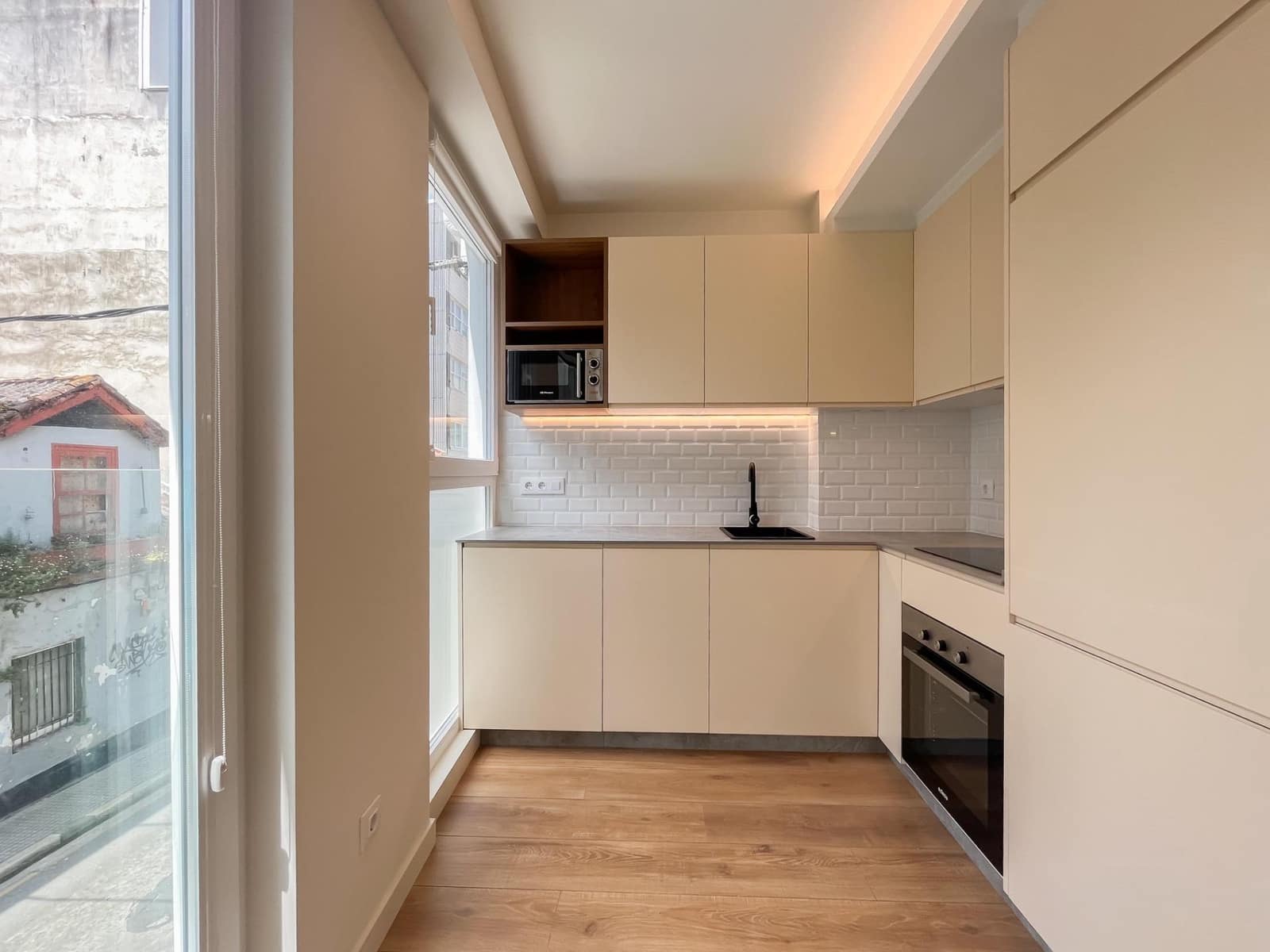 2 soveværelse Lejlighed til leje i A Coruna by - € 1.000 (Ref: 9240224)