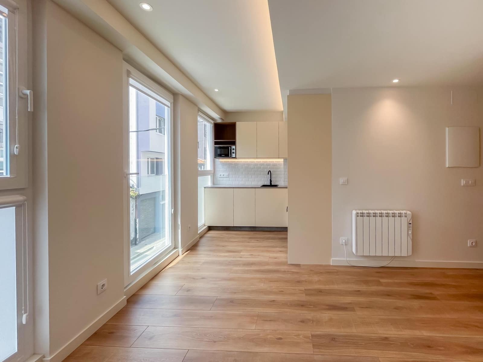 2 soveværelse Lejlighed til leje i A Coruna by - € 1.000 (Ref: 9240224)