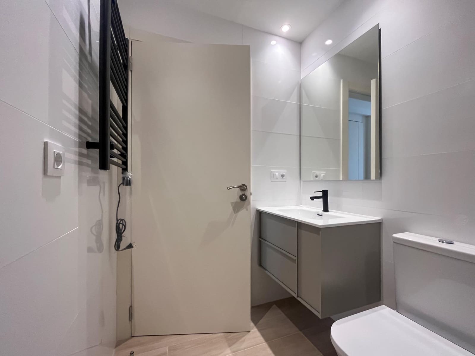 2 soveværelse Lejlighed til leje i A Coruna by - € 1.000 (Ref: 9240224)