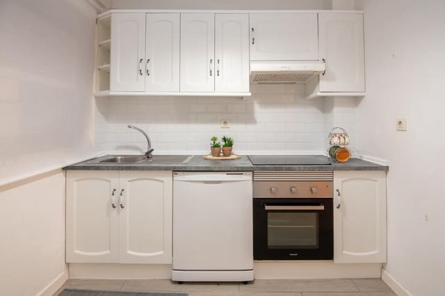 3 bedroom Flat for rent in A Coruña city - € 1,100 (Ref: 9374575)