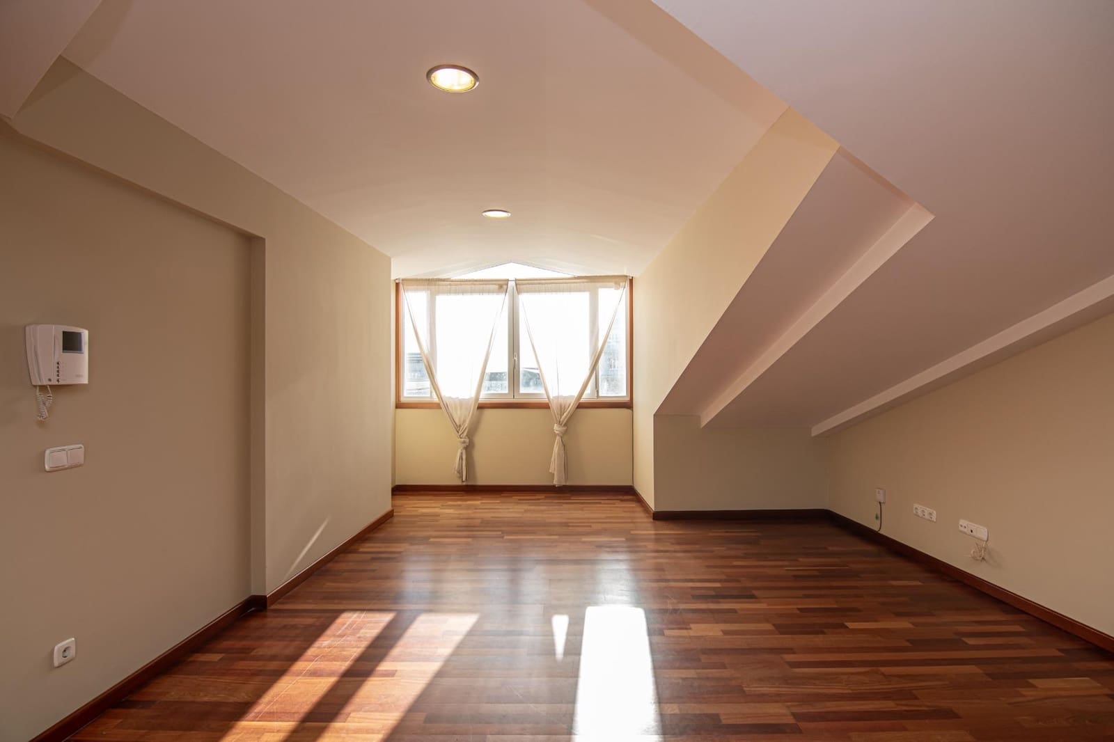 1 bedroom Penthouse for rent in A Coruna city - € 775 (Ref: 9452272)