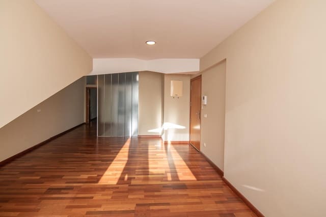 1 makuuhuone Kattohuoneisto vuokrattavana paikassa A Coruña kaupunki - 775 € (Ref: 9452272)