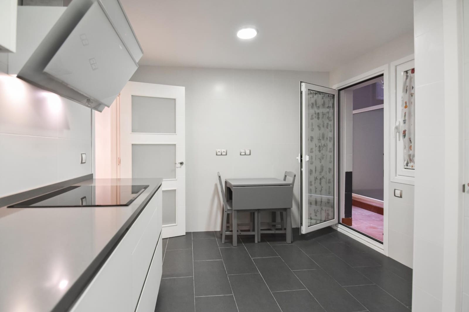 2 slaapkamer Flat te huur in A Coruna stad - € 1.061 (Ref: 9470568)