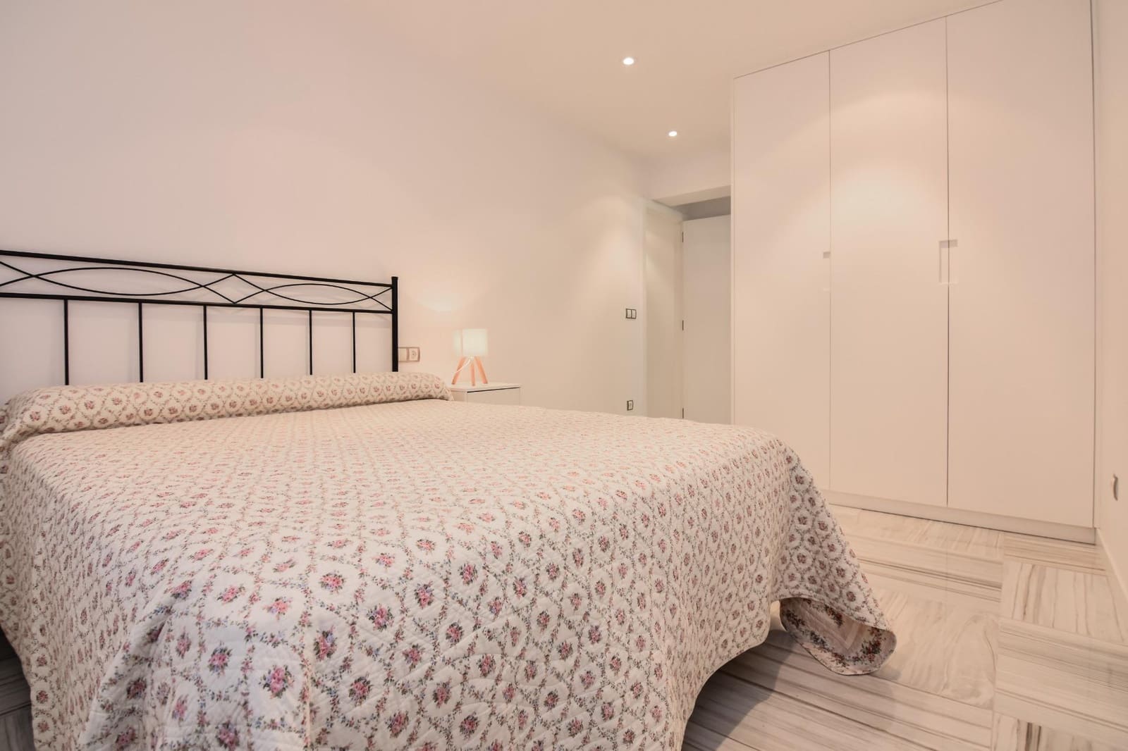 2 slaapkamer Flat te huur in A Coruna stad - € 1.061 (Ref: 9470568)