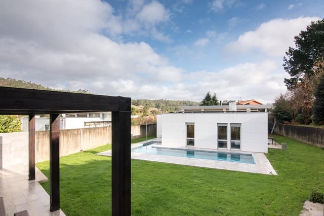 2 bedroom Villa for sale in Culleredo with pool garage - € 590,000 (Ref: 9488400)
