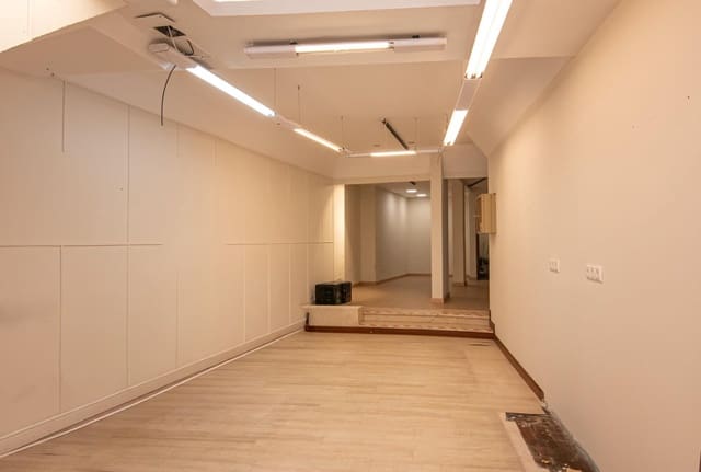 Kommersiell att hyra i A Coruña stad - 2 500 € (Ref: 9571364)