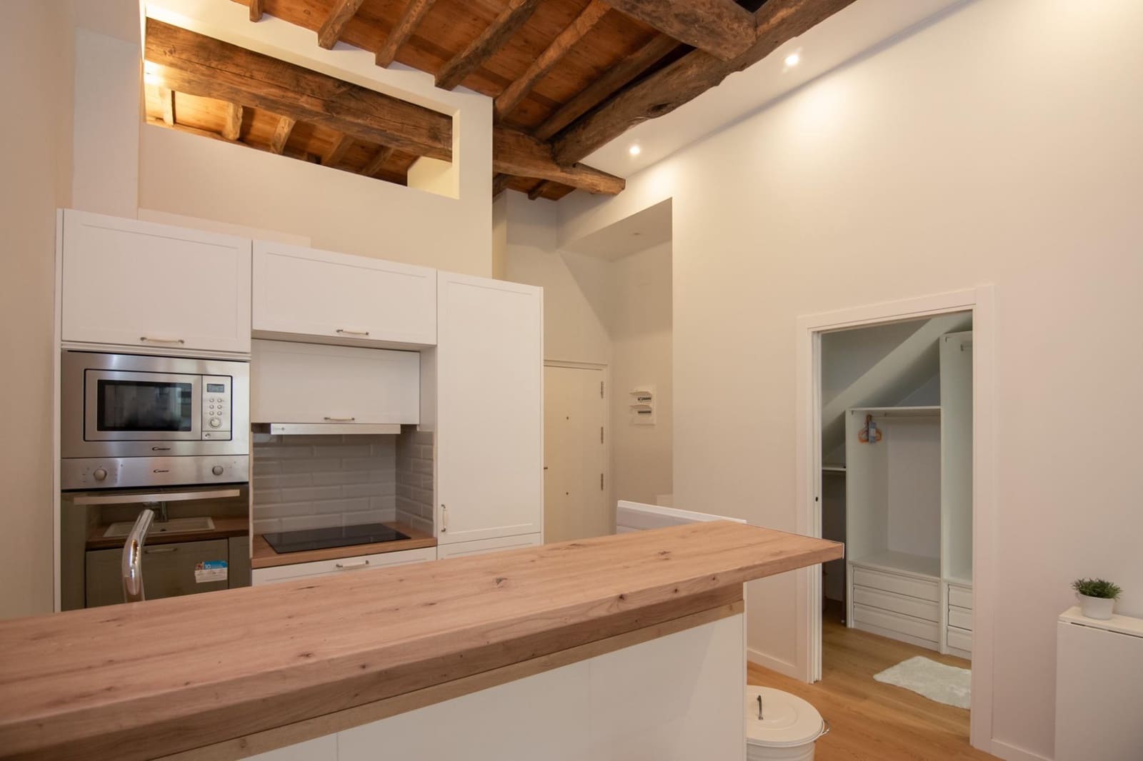 1 soveværelse Lejlighed til leje i A Coruna by - € 900 (Ref: 9659564)