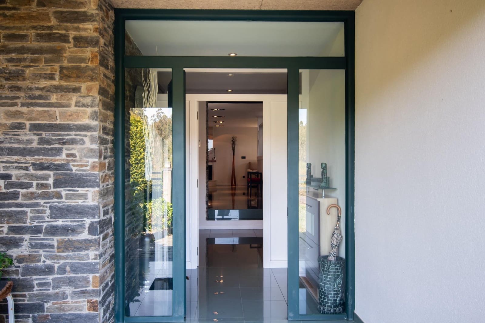 4 bedroom Villa for sale in Bergondo with garage - € 620,000 (Ref: 9773237)