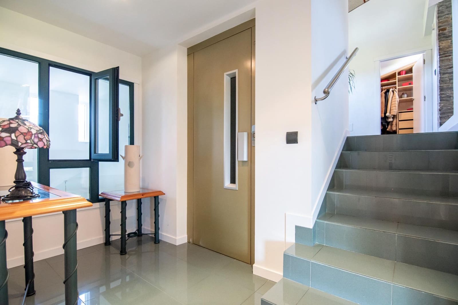 4 bedroom Villa for sale in Bergondo with garage - € 620,000 (Ref: 9773237)