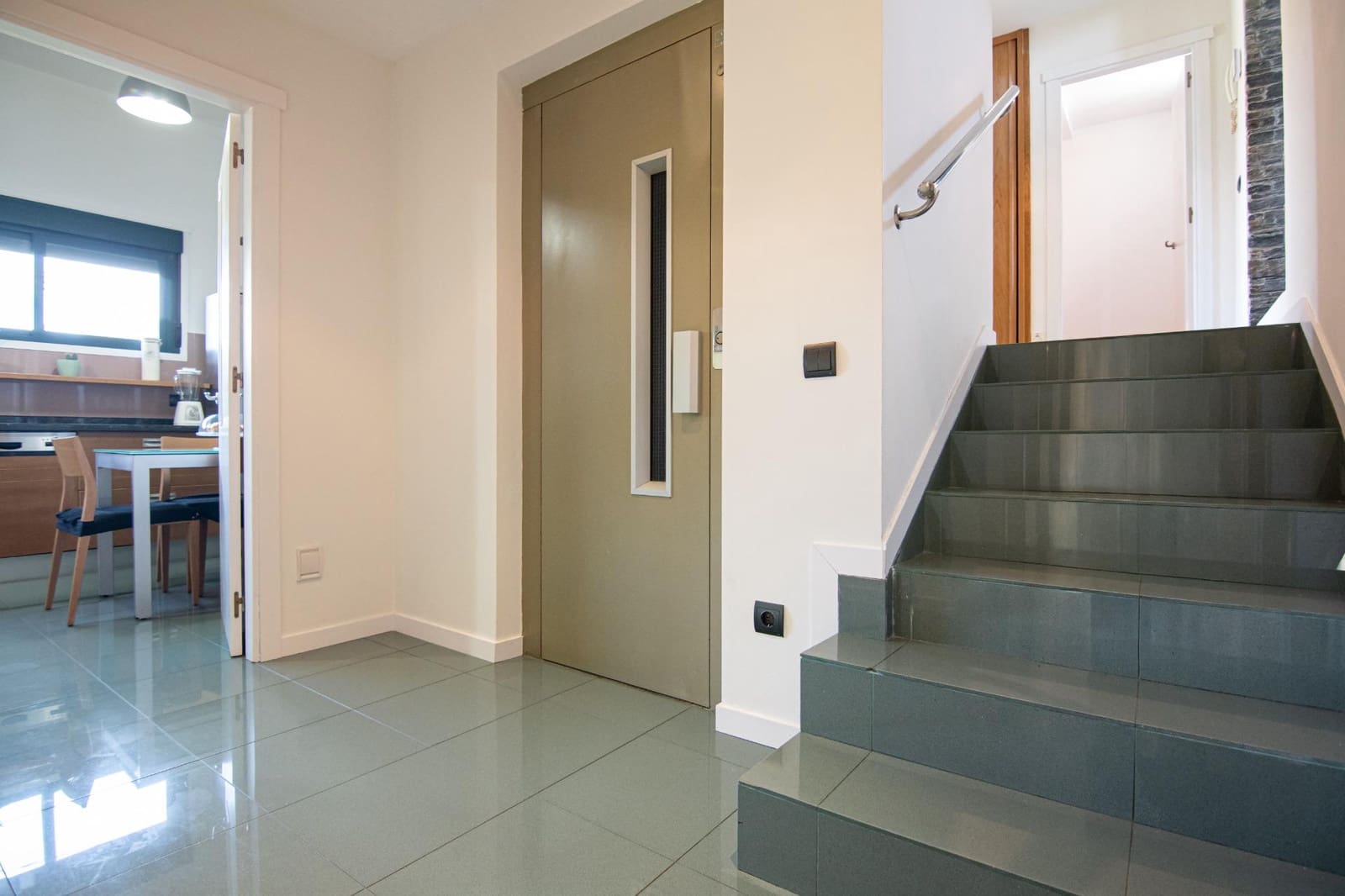 4 bedroom Villa for sale in Bergondo with garage - € 620,000 (Ref: 9773237)