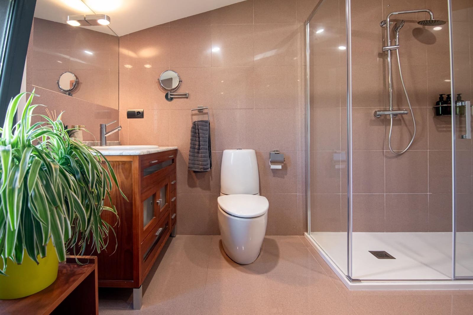 4 bedroom Villa for sale in Bergondo with garage - € 620,000 (Ref: 9773237)