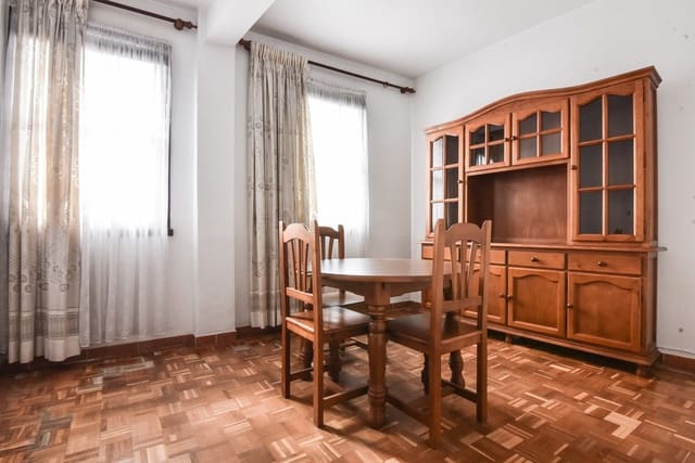 6 makuuhuone Omakotitalo myytävänä paikassa A Coruña kaupunki - 190 000 € (Ref: 9940104)