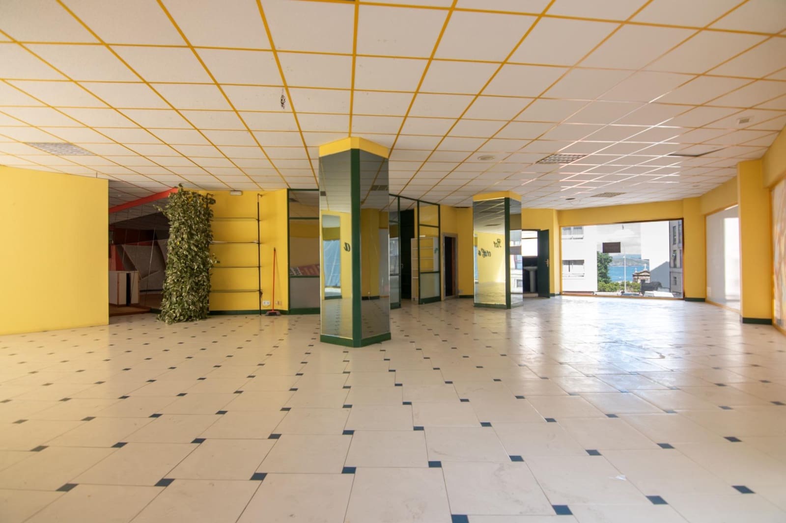 Kaupallinen vuokrattavana paikassa A Coruna kaupunki - 1 200 € (Ref: 9963231)