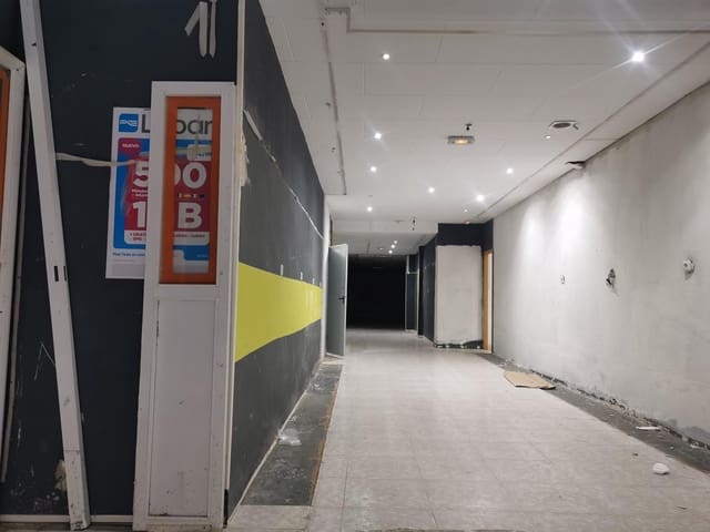 Kaupallinen vuokrattavana paikassa Cami Fondo, Valencia kaupunki - 1 100 € (Ref: 10159832)