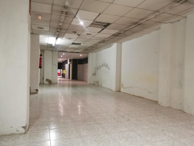 Kaupallinen vuokrattavana paikassa Cami Fondo, Valencia kaupunki - 1 100 € (Ref: 10159832)