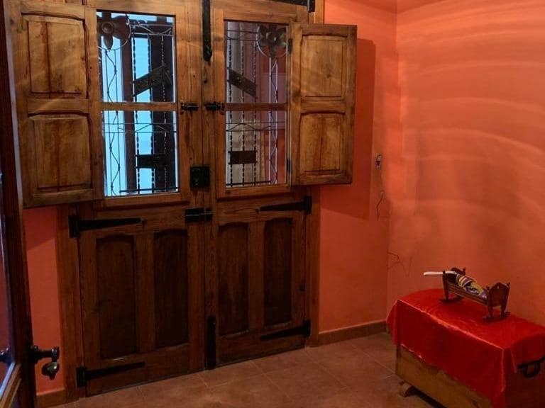 5 soveværelse Byhus til salg i Requena med garage - € 250.000 (Ref: 9126976)