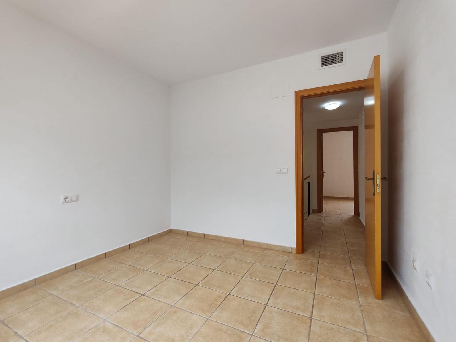 3 soveværelse Rækkehus til salg i La Pobla de Vallbona med swimmingpool garage - € 320.000 (Ref: 9126980)