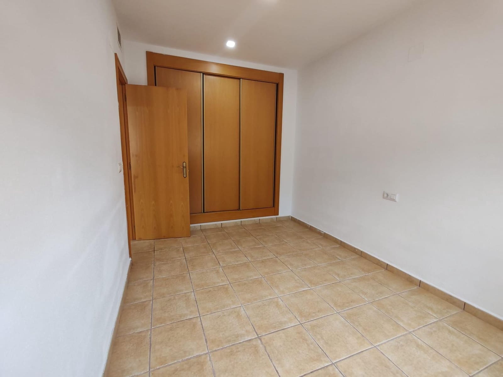 3 soveværelse Rækkehus til salg i La Pobla de Vallbona med swimmingpool garage - € 320.000 (Ref: 9126980)