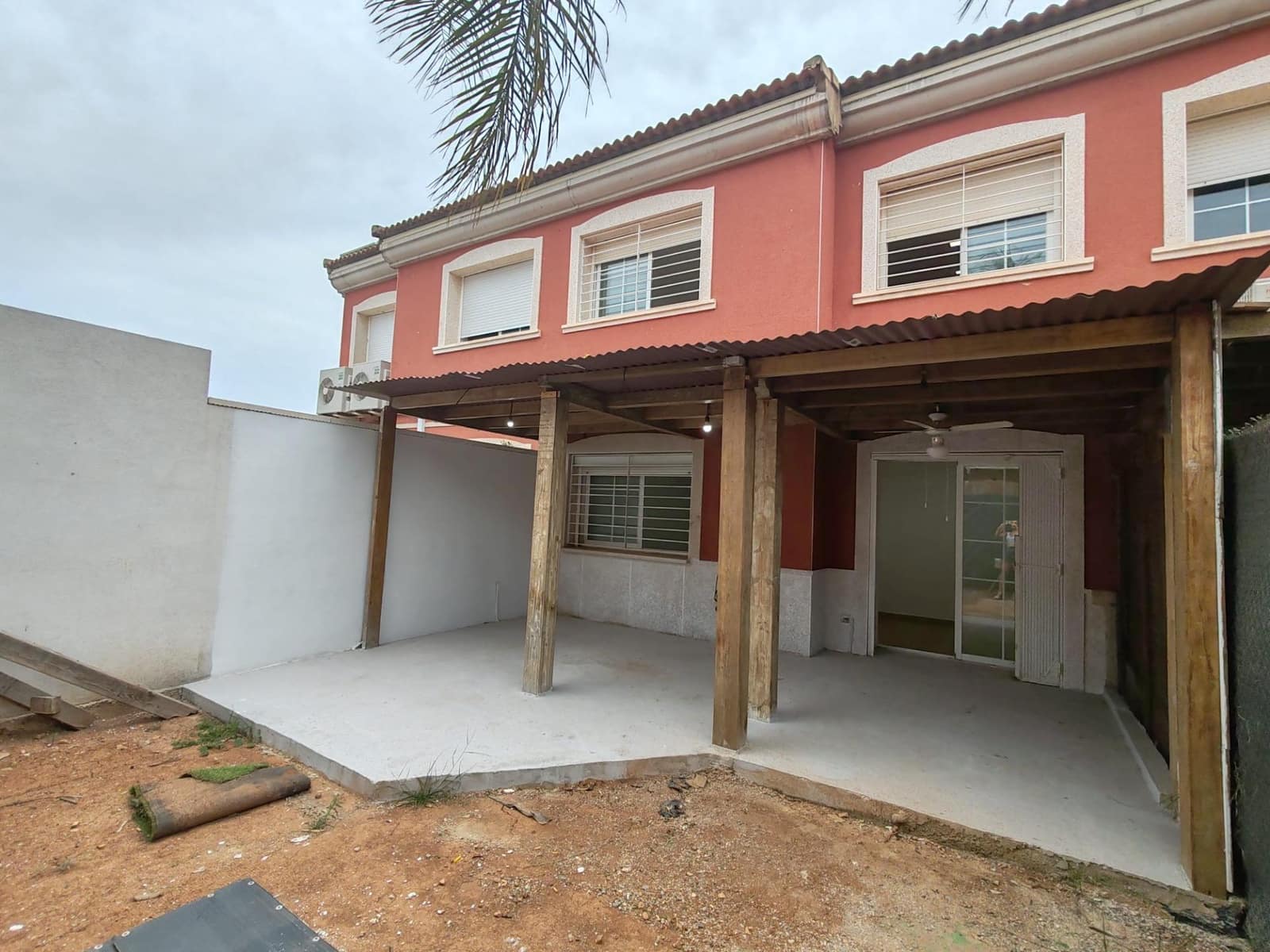 3 soveværelse Rækkehus til salg i La Pobla de Vallbona med swimmingpool garage - € 320.000 (Ref: 9126980)