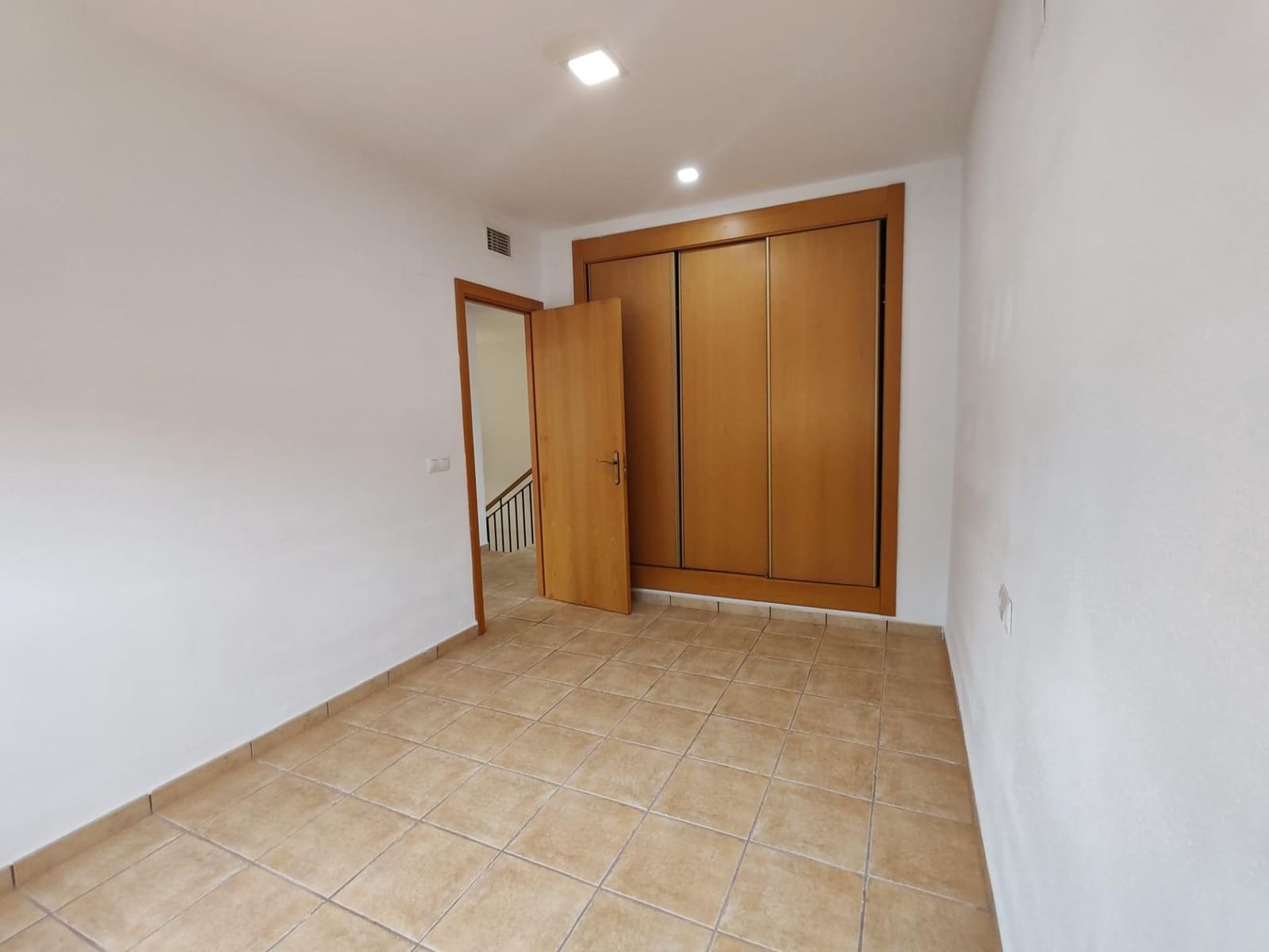 3 soveværelse Rækkehus til salg i La Pobla de Vallbona med swimmingpool garage - € 320.000 (Ref: 9126980)