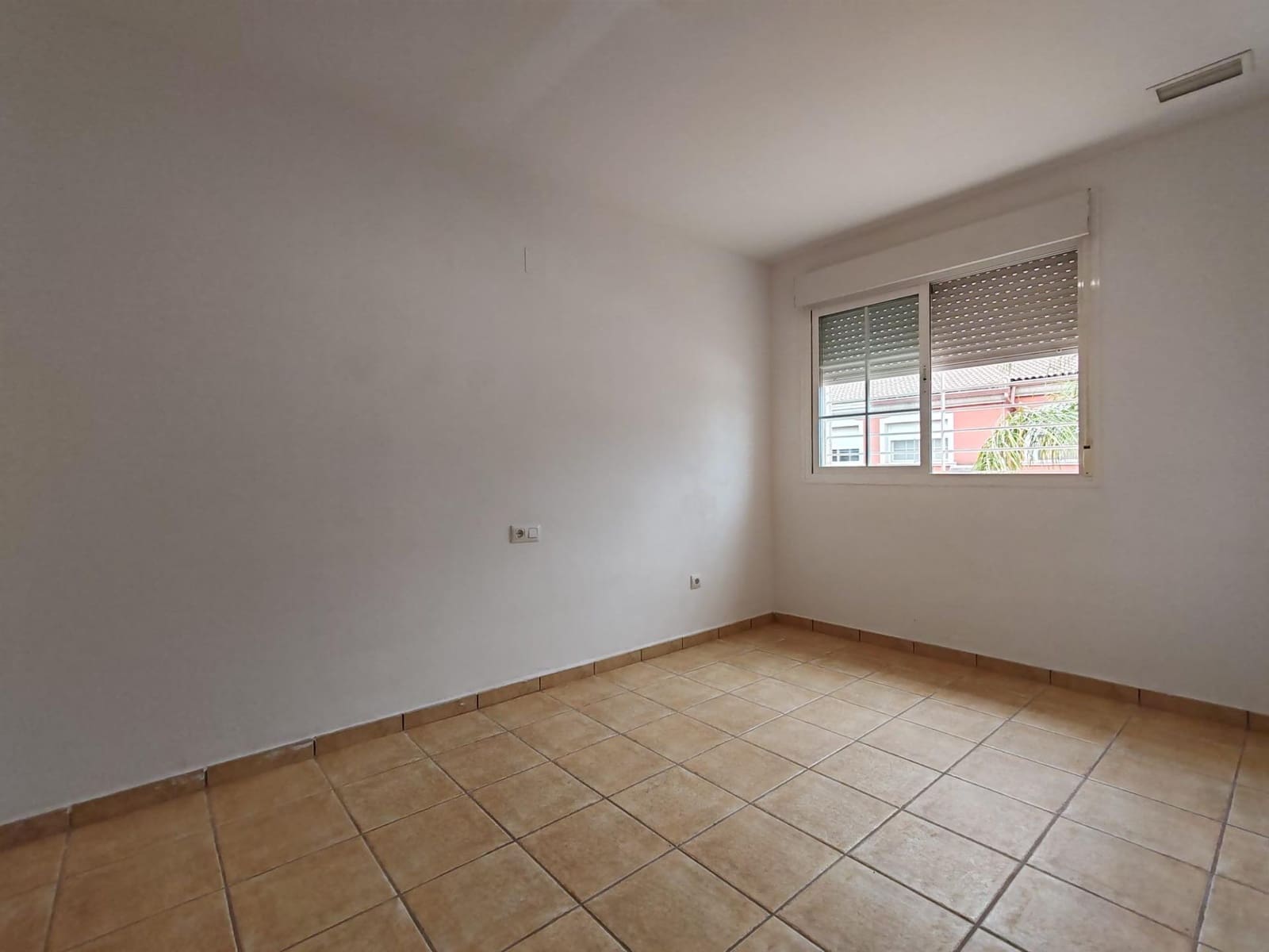 3 soveværelse Rækkehus til salg i La Pobla de Vallbona med swimmingpool garage - € 320.000 (Ref: 9126980)