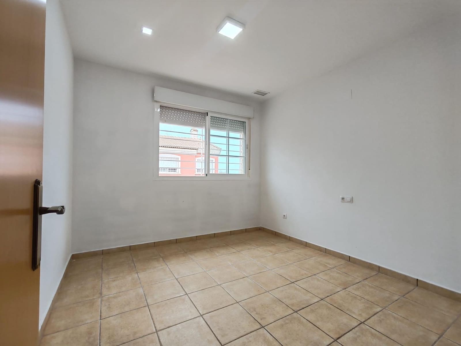 3 soveværelse Rækkehus til salg i La Pobla de Vallbona med swimmingpool garage - € 320.000 (Ref: 9126980)