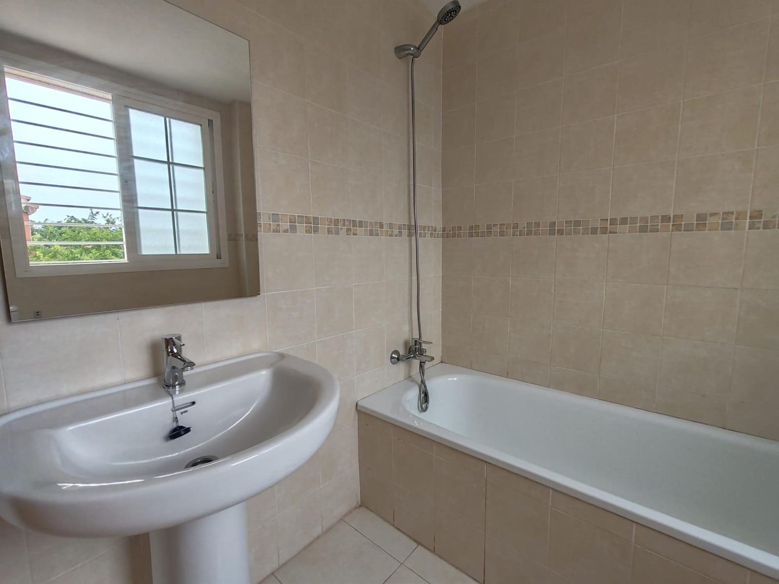 3 soveværelse Rækkehus til salg i La Pobla de Vallbona med swimmingpool garage - € 320.000 (Ref: 9126980)