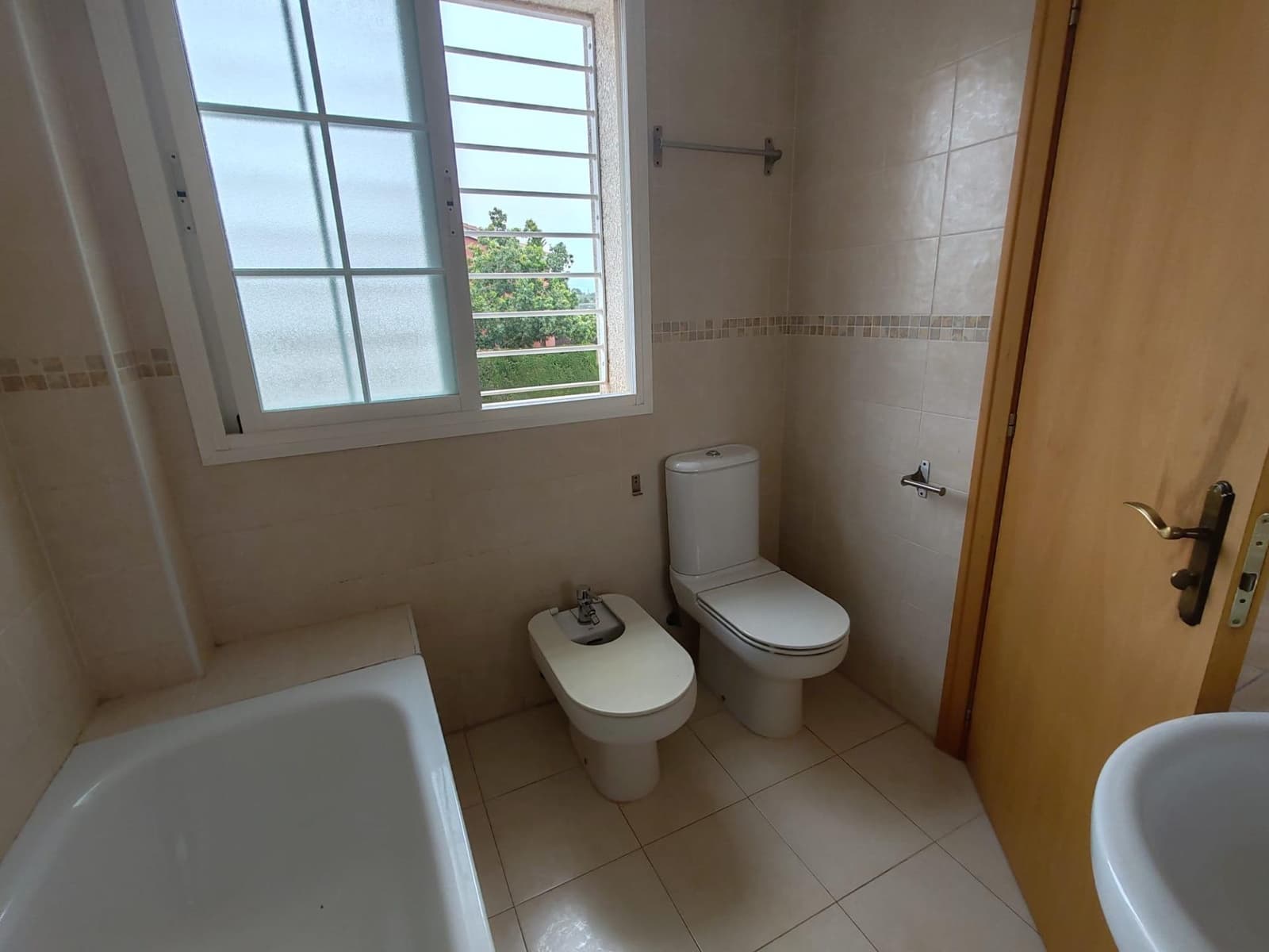 3 soveværelse Rækkehus til salg i La Pobla de Vallbona med swimmingpool garage - € 320.000 (Ref: 9126980)