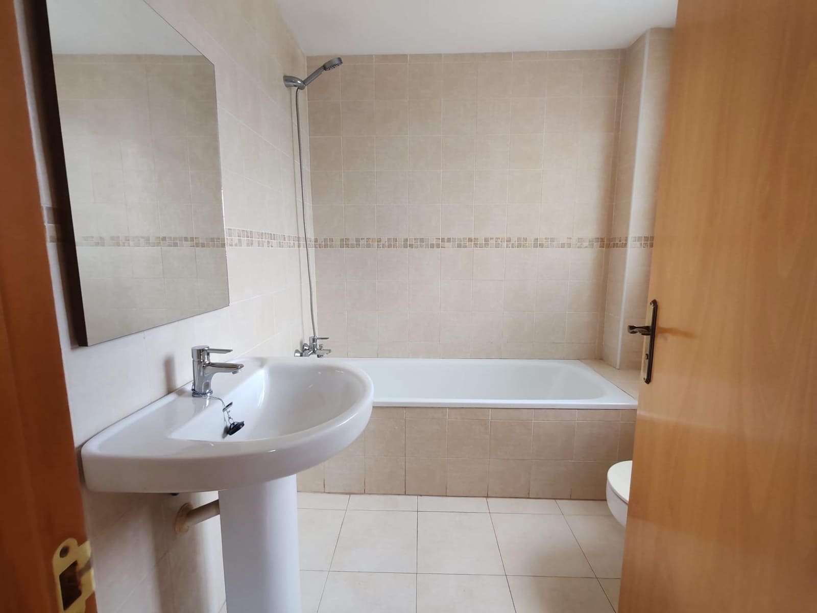 3 soveværelse Rækkehus til salg i La Pobla de Vallbona med swimmingpool garage - € 320.000 (Ref: 9126980)