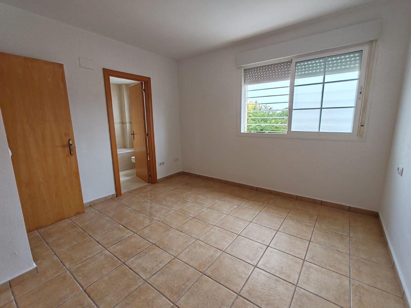 3 soveværelse Rækkehus til salg i La Pobla de Vallbona med swimmingpool garage - € 320.000 (Ref: 9126980)