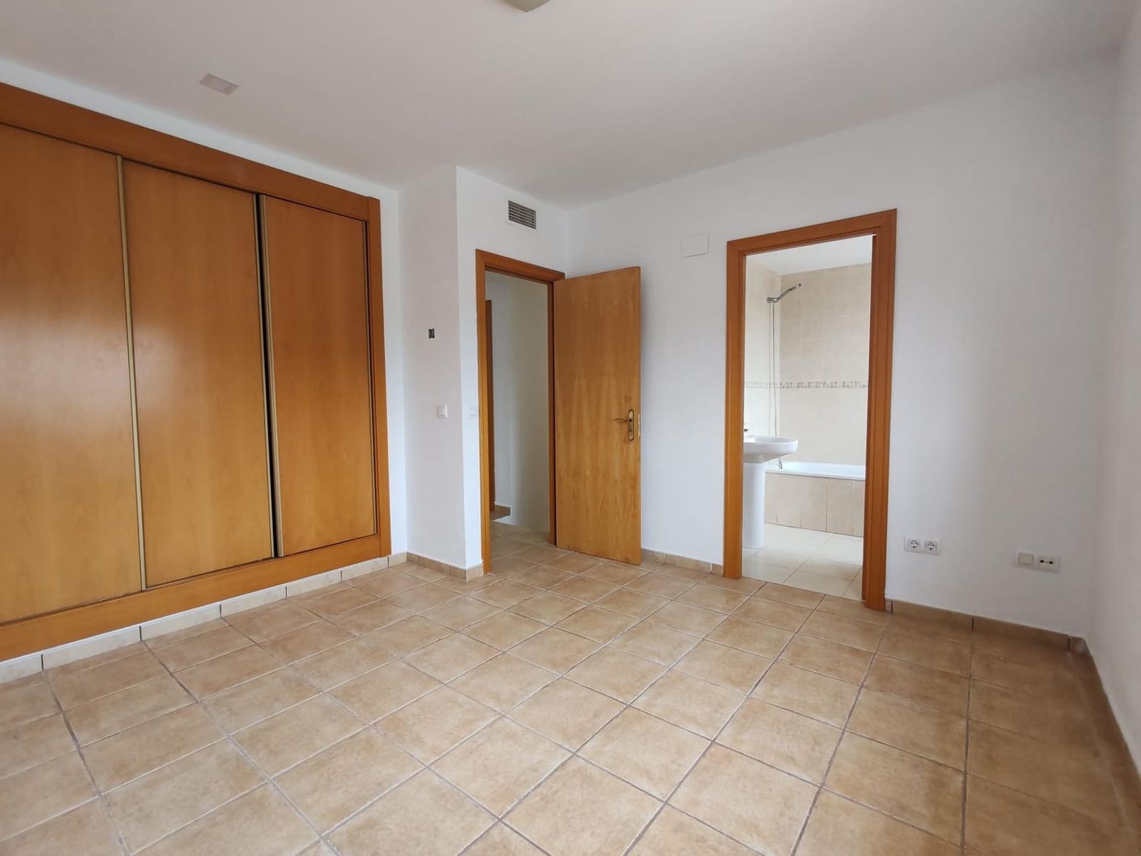 3 soveværelse Rækkehus til salg i La Pobla de Vallbona med swimmingpool garage - € 320.000 (Ref: 9126980)