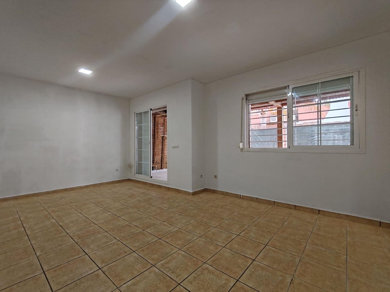 3 soveværelse Rækkehus til salg i La Pobla de Vallbona med swimmingpool garage - € 320.000 (Ref: 9126980)