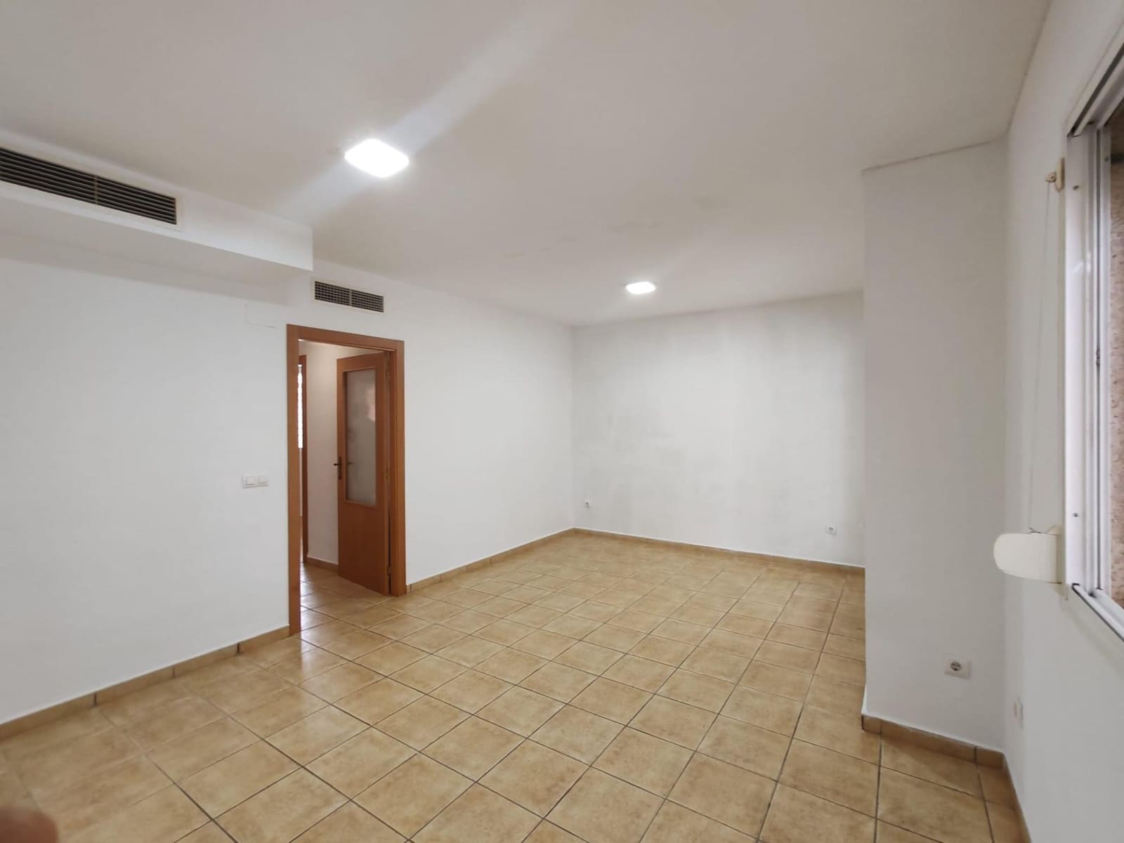 3 soveværelse Rækkehus til salg i La Pobla de Vallbona med swimmingpool garage - € 320.000 (Ref: 9126980)