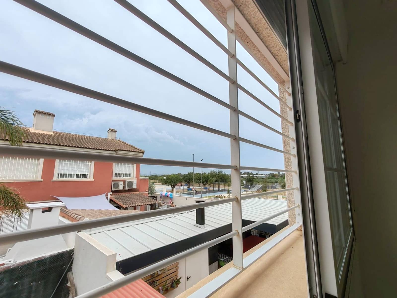 3 soveværelse Rækkehus til salg i La Pobla de Vallbona med swimmingpool garage - € 320.000 (Ref: 9126980)