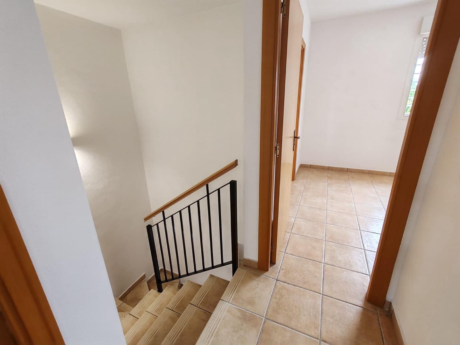 3 soveværelse Rækkehus til salg i La Pobla de Vallbona med swimmingpool garage - € 320.000 (Ref: 9126980)