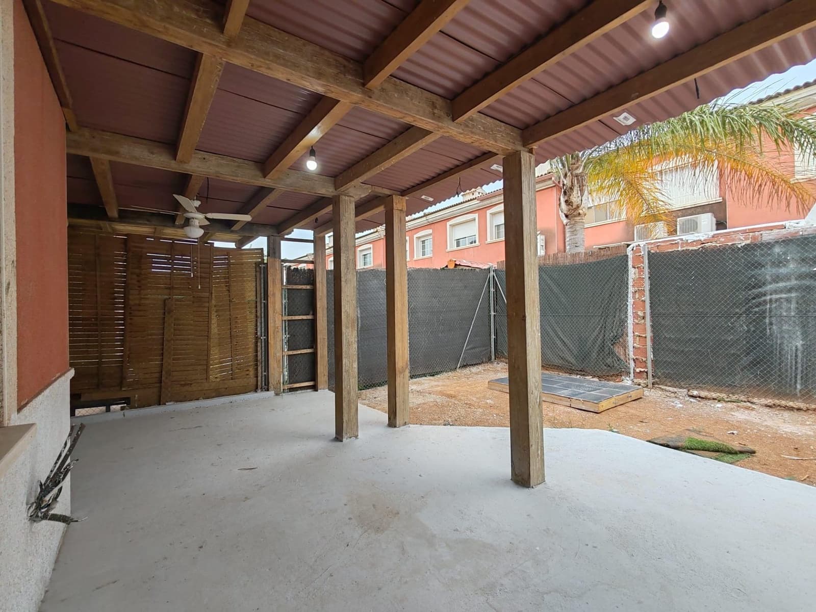 3 soveværelse Rækkehus til salg i La Pobla de Vallbona med swimmingpool garage - € 320.000 (Ref: 9126980)