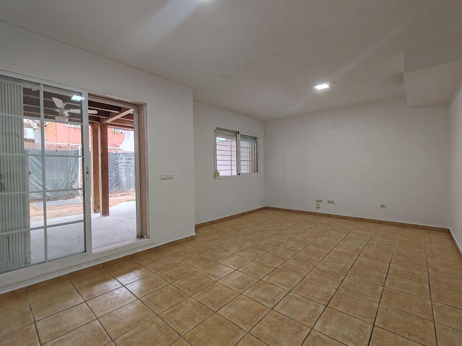 3 soveværelse Rækkehus til salg i La Pobla de Vallbona med swimmingpool garage - € 320.000 (Ref: 9126980)