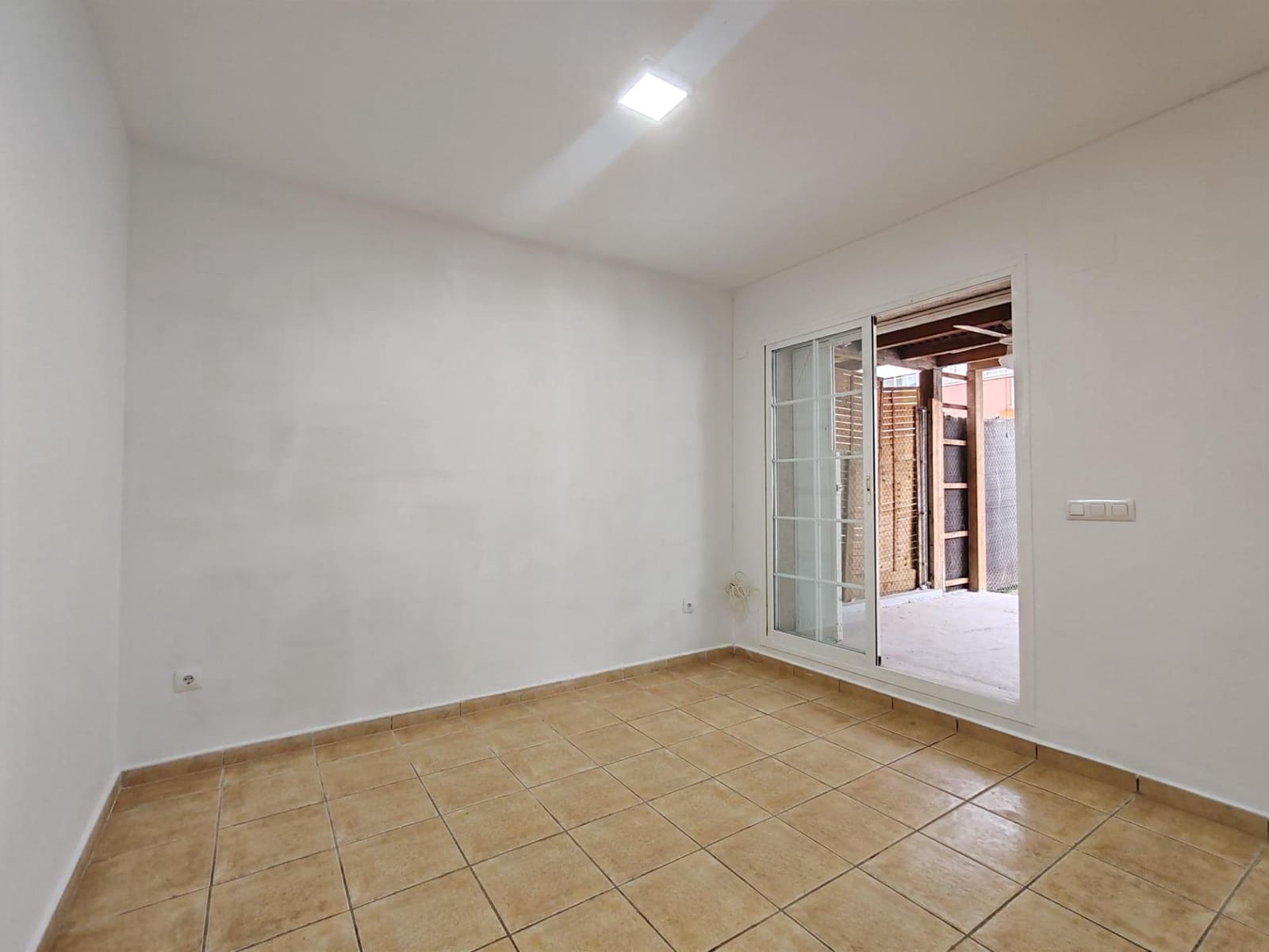 3 soveværelse Rækkehus til salg i La Pobla de Vallbona med swimmingpool garage - € 320.000 (Ref: 9126980)