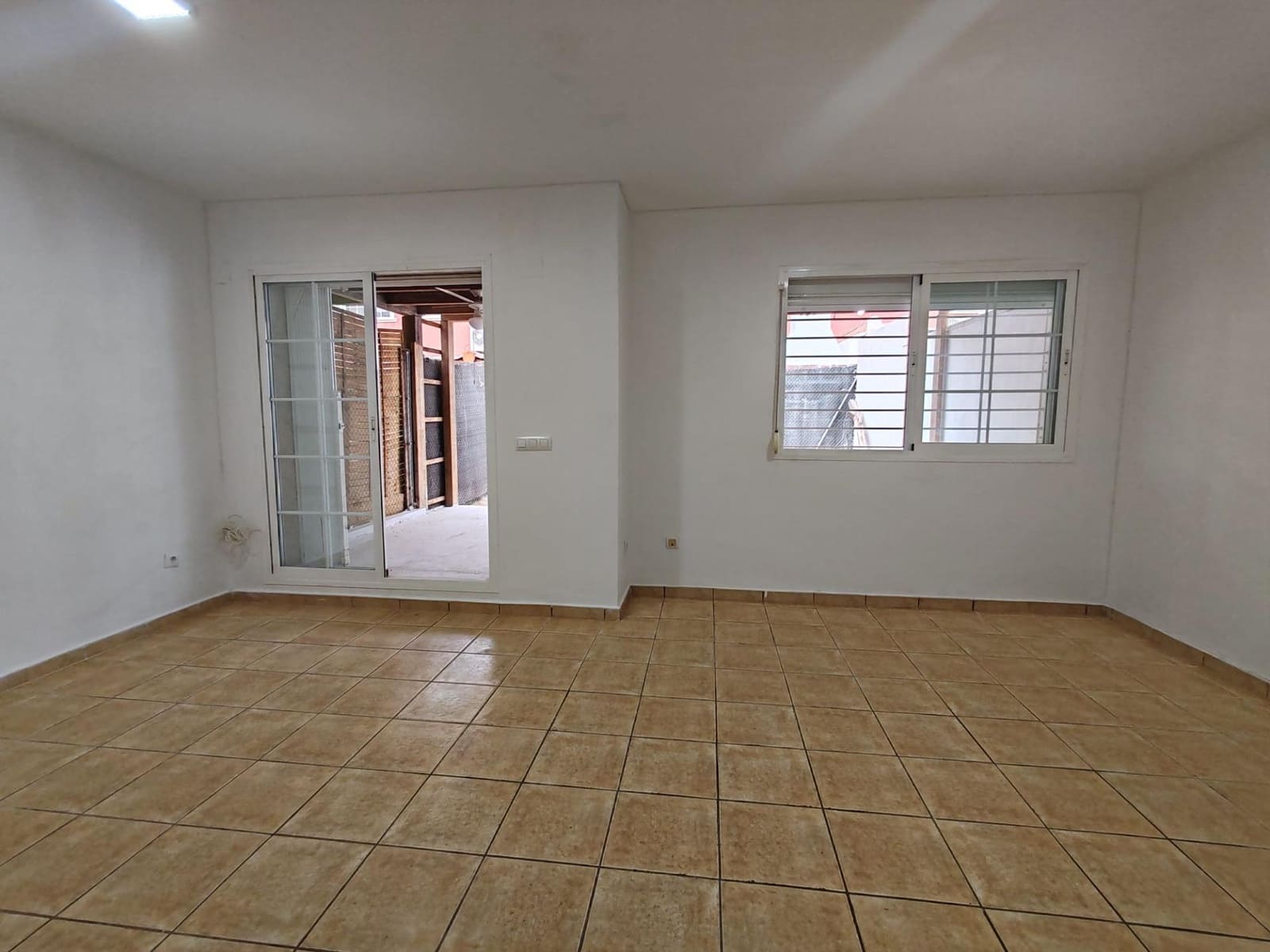 3 soveværelse Rækkehus til salg i La Pobla de Vallbona med swimmingpool garage - € 320.000 (Ref: 9126980)