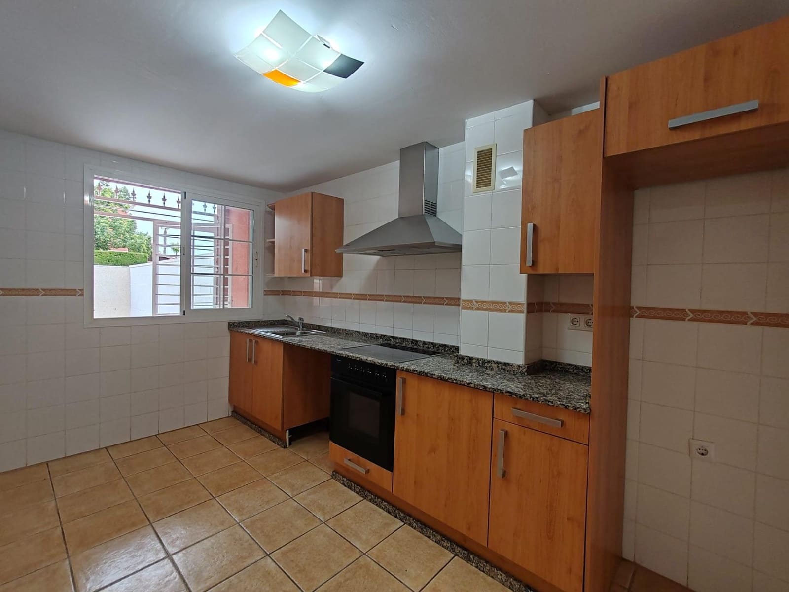 3 soveværelse Rækkehus til salg i La Pobla de Vallbona med swimmingpool garage - € 320.000 (Ref: 9126980)